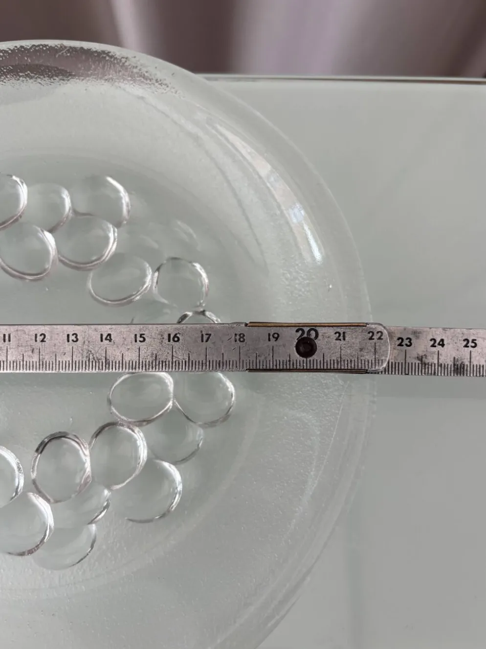 Assiette de service en verre pressé vintage – Design de couronne à bulles