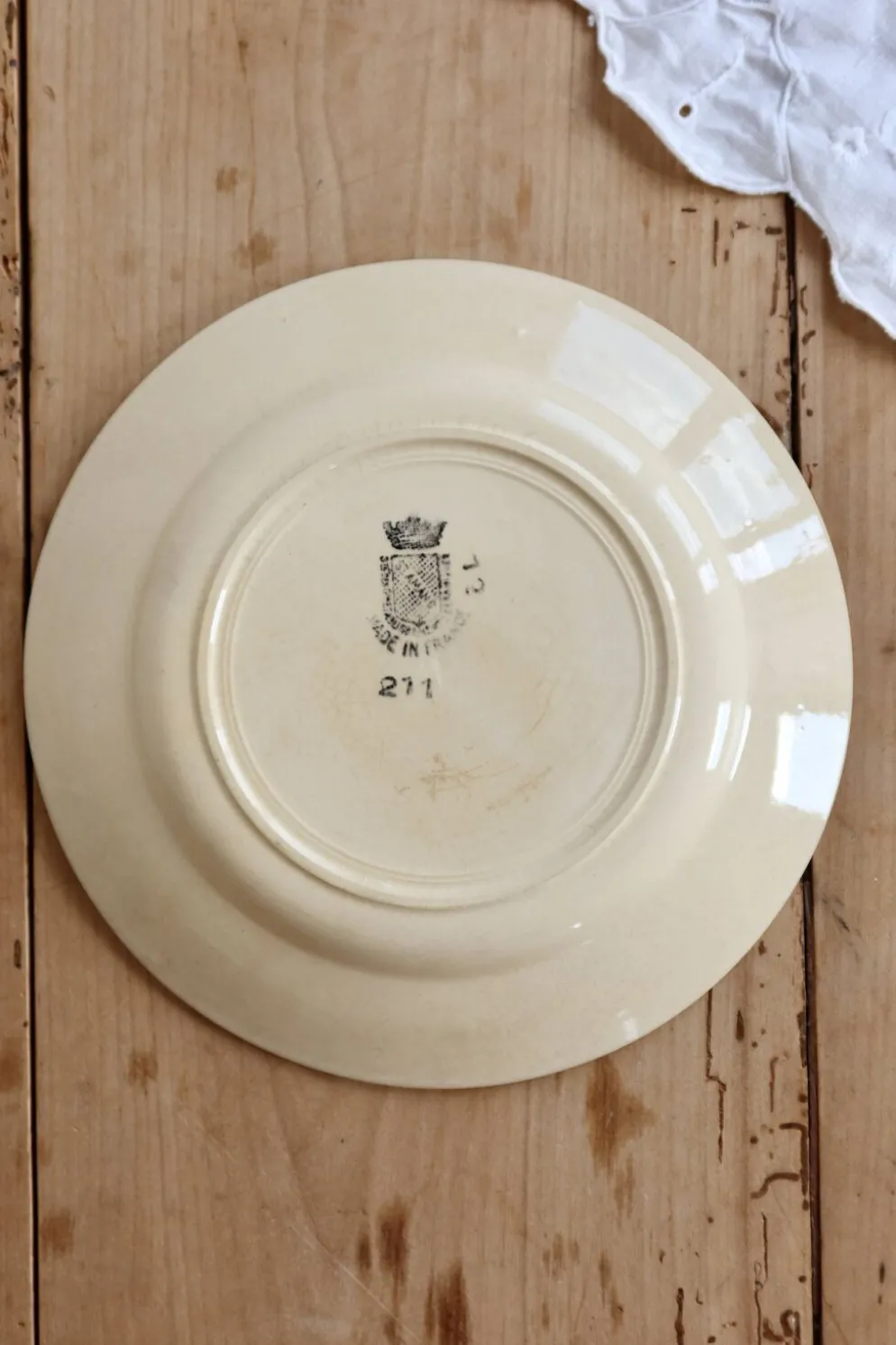 Assiette à dessert ancienne terre de fer Saint Amand modèle 211 – Décor flo