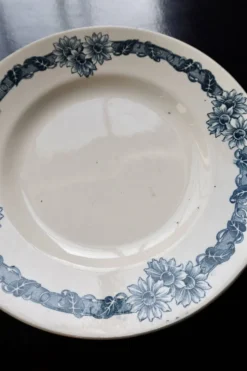 Assiette à dessert ancienne terre de fer Longchamp modèle Denise