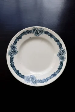 Assiette à dessert ancienne terre de fer Longchamp modèle Denise