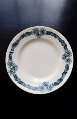 Assiette à dessert ancienne terre de fer Longchamp modèle Denise