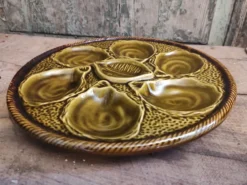 Assiette d’huîtres Français millésimées en Majolique de Saint Clément