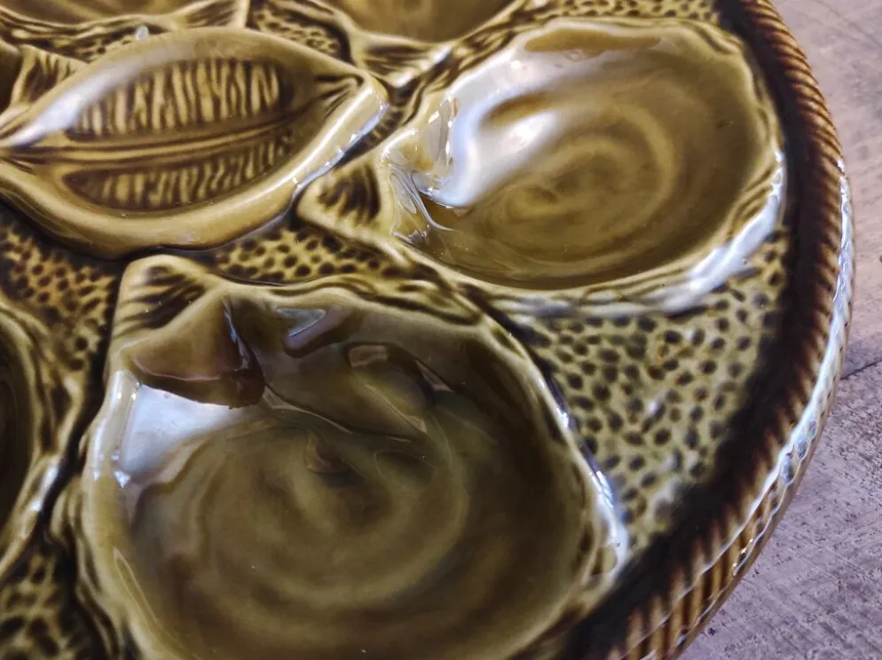 Assiette d’huîtres Français millésimées en Majolique de Saint Clément