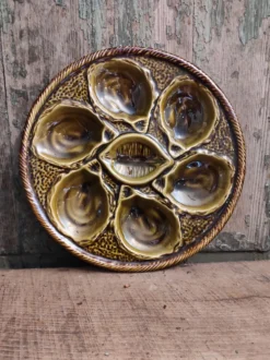 Assiette d’huîtres Français millésimées en Majolique de Saint Clément