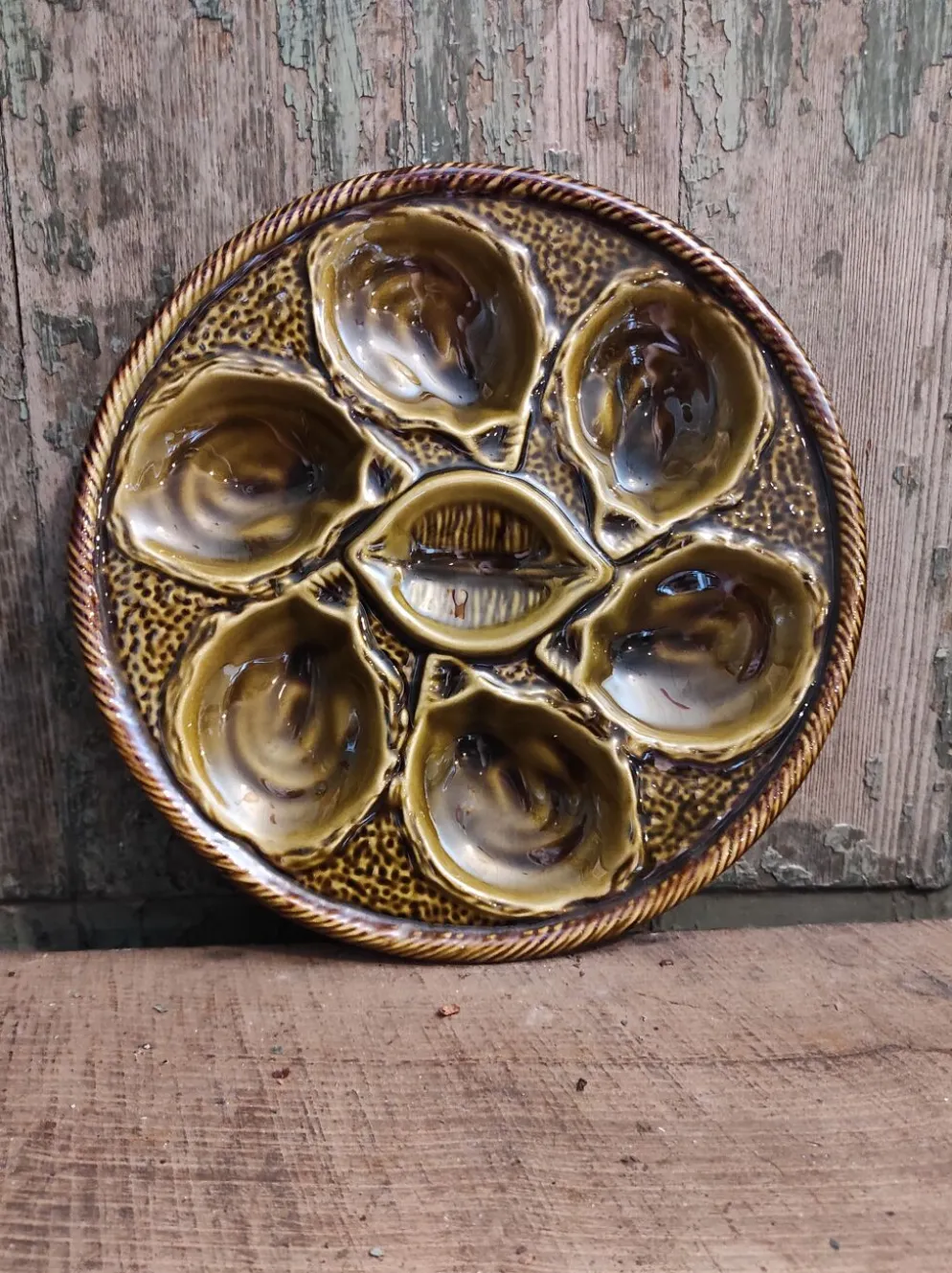 Assiette d’huîtres Français millésimées en Majolique de Saint Clément