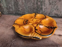 Assiette d’huîtres Français millésimées en majolique de Vallauris, avec poissons et coquillages