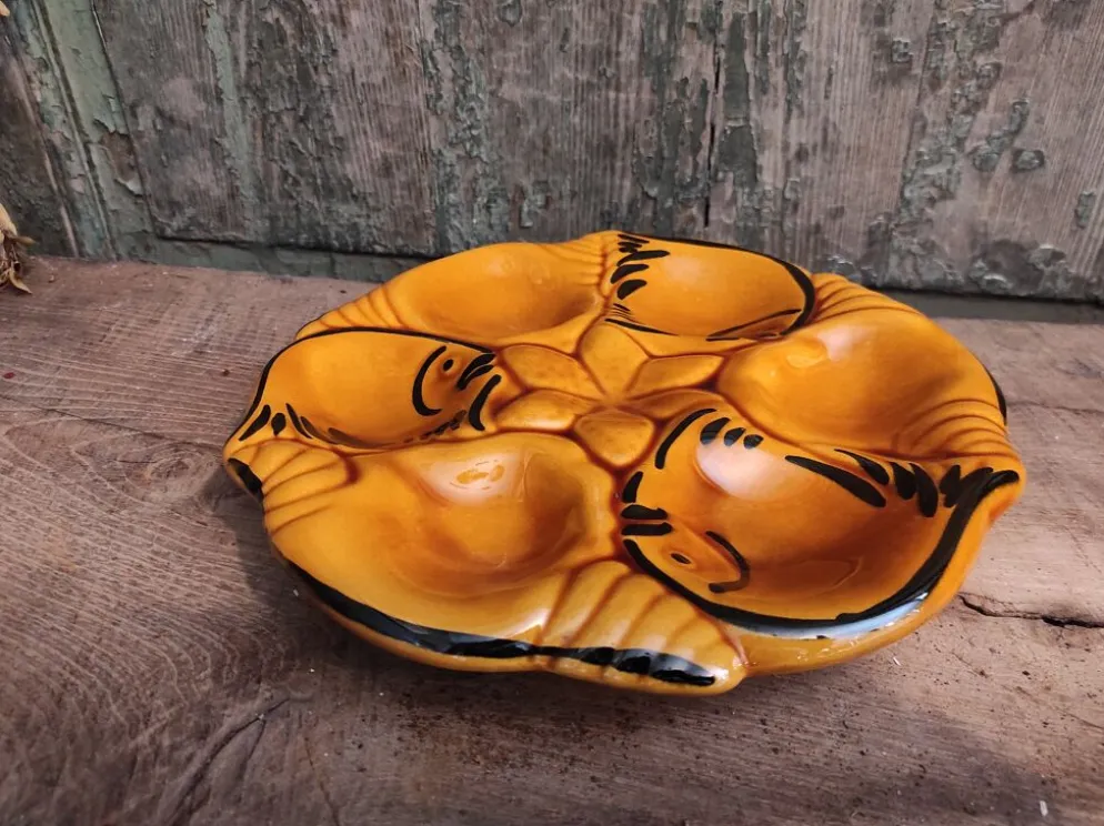 Assiette d’huîtres Français millésimées en majolique de Vallauris, avec poissons et coquillages