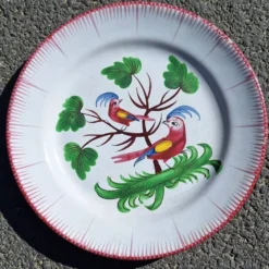 Assiette en faïence à décor de perroquets XVIIIème