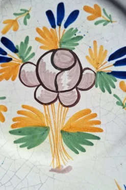 Assiette en faïence à décor fleuri XVIIIème