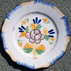 Assiette en faïence à décor fleuri XVIIIème