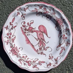 Assiette en faïence à décor Moustiers XVIIIème