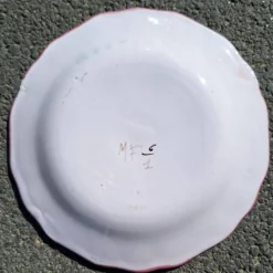 Assiette en faïence à décor Moustiers XVIIIème