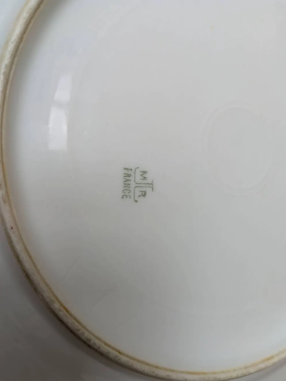 Assiette en porcelaine décor floral avec dorure et relief MR France 25.5cm