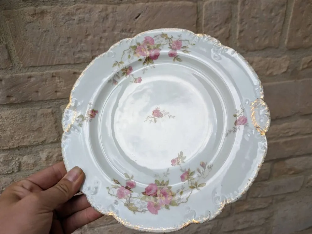 Assiette en porcelaine décor floral avec dorure et relief MR France 25.5cm