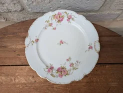 Assiette en porcelaine décor floral avec dorure et relief MR France 25.5cm
