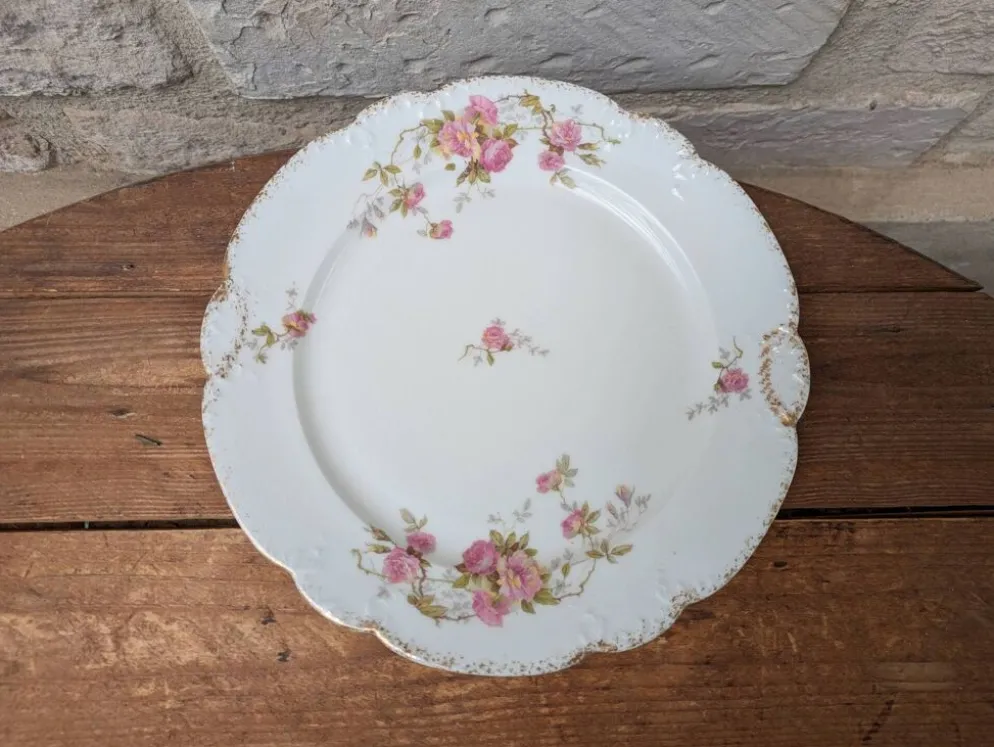 Assiette en porcelaine décor floral avec dorure et relief MR France 25.5cm