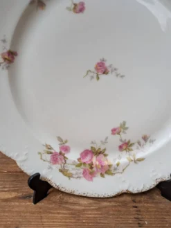 Assiette en porcelaine décor floral avec dorure et relief MR France 25.5cm