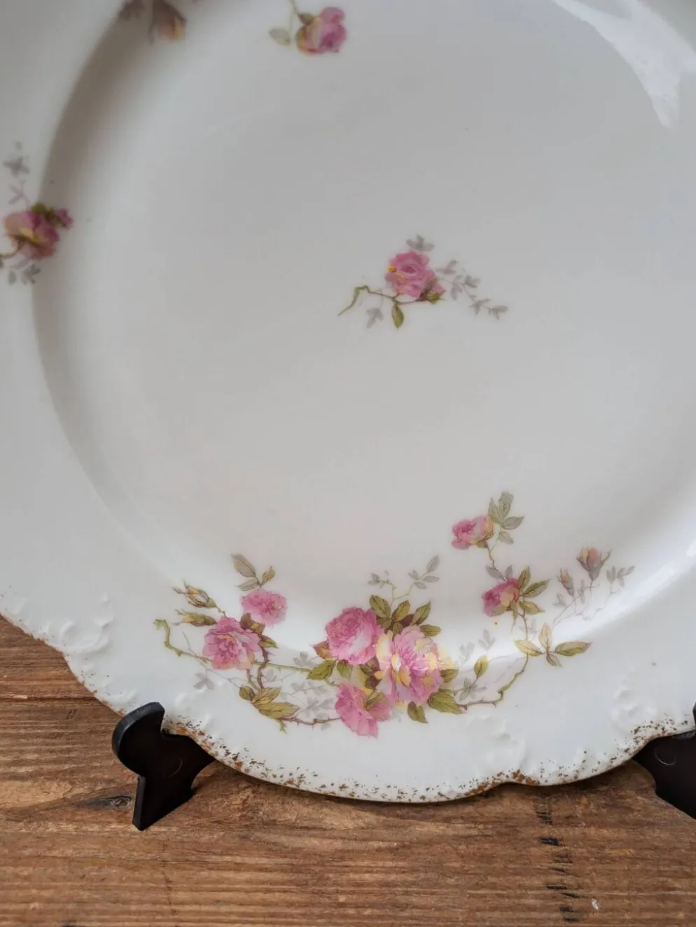 Assiette en porcelaine décor floral avec dorure et relief MR France 25.5cm