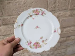 Assiette en porcelaine décor floral avec dorure et relief MR France 25.5cm