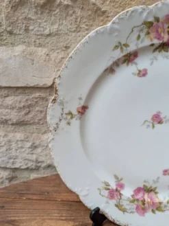 Assiette en porcelaine décor floral avec dorure et relief MR France 25.5cm