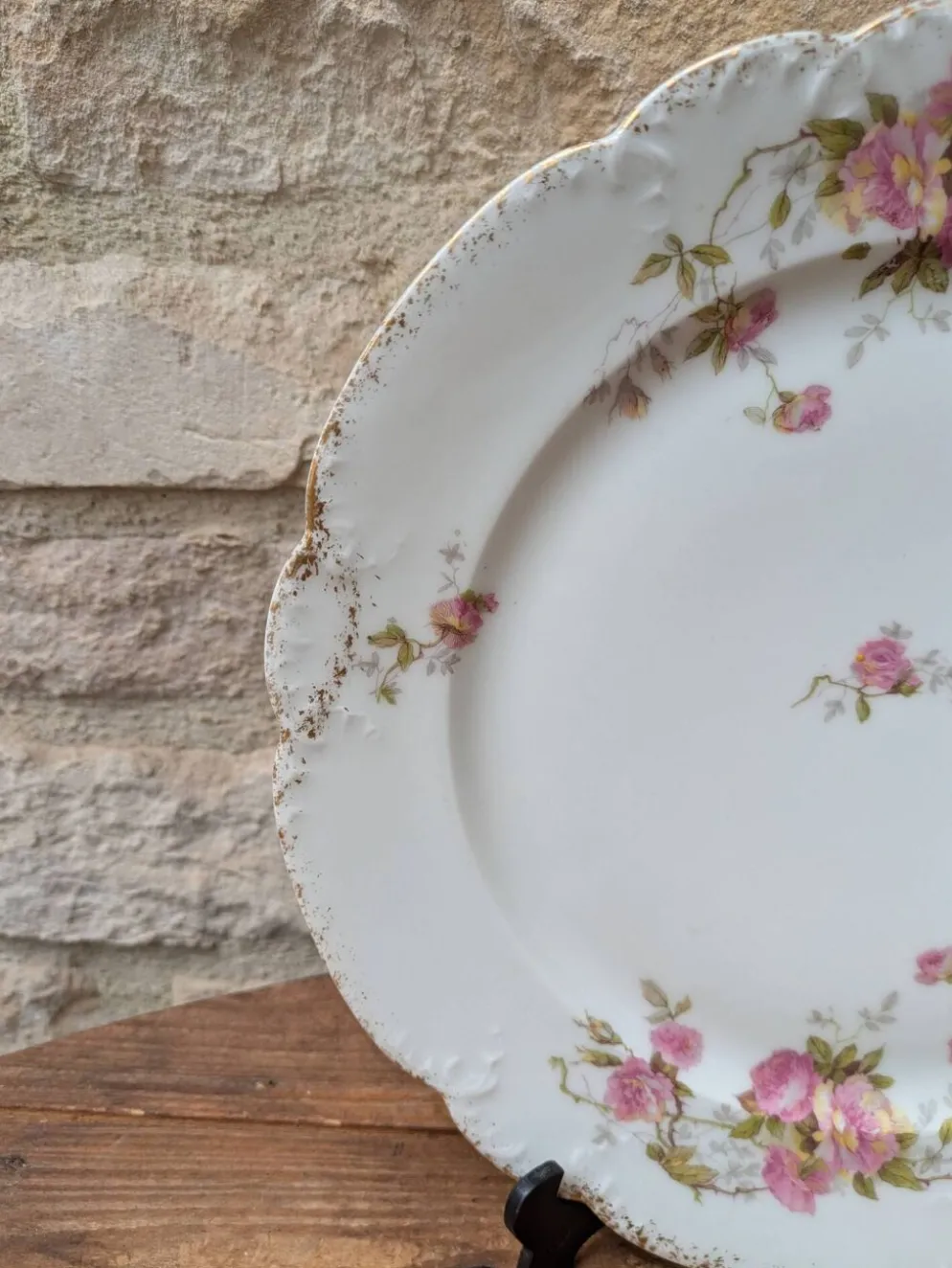 Assiette en porcelaine décor floral avec dorure et relief MR France 25.5cm