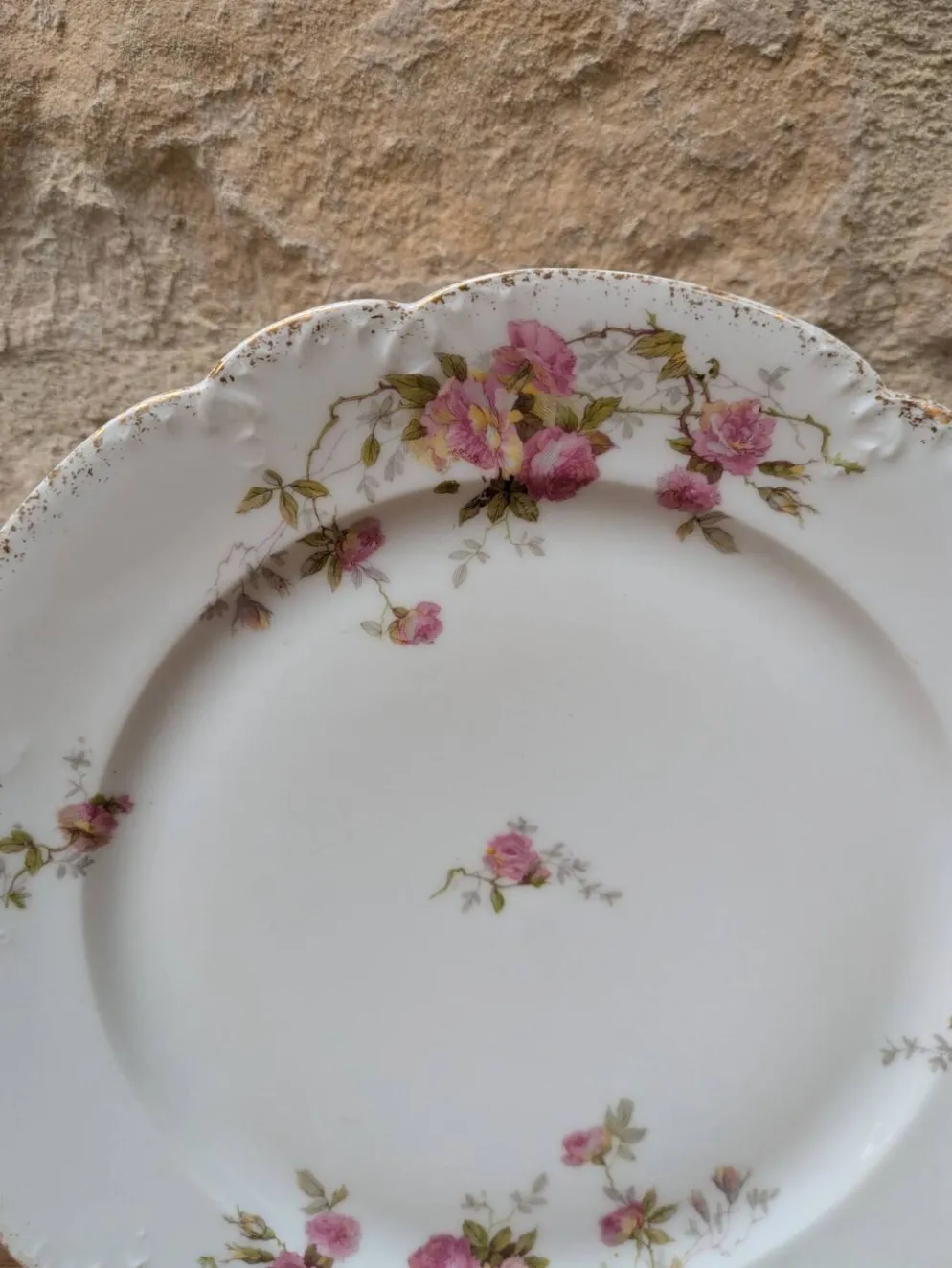 Assiette en porcelaine décor floral avec dorure et relief MR France 25.5cm