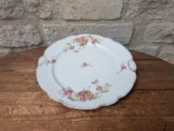 Assiette en porcelaine décor floral avec dorure et relief MR France 25.5cm