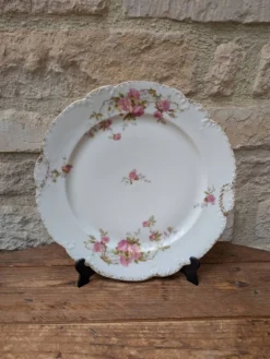 Assiette en porcelaine décor floral avec dorure et relief MR France 25.5cm