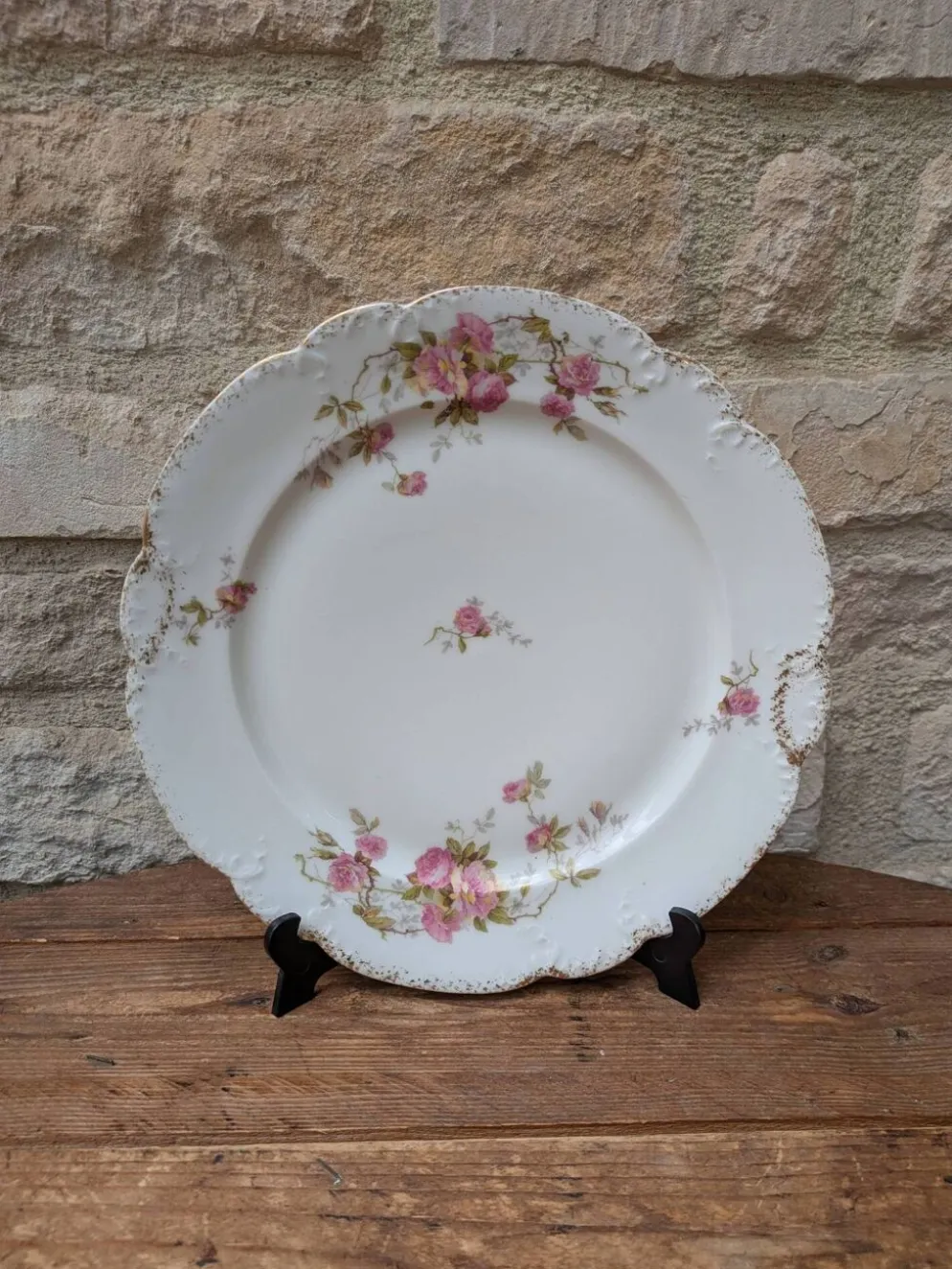 Assiette en porcelaine décor floral avec dorure et relief MR France 25.5cm