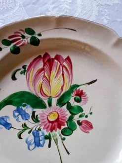 Assiette faïence de l'est St Clément décor tulipe