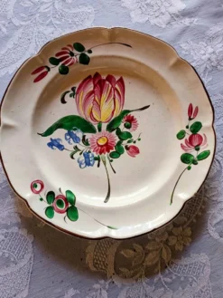 Assiette faïence de l'est St Clément décor tulipe