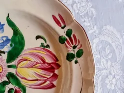 Assiette faïence de l'est St Clément décor tulipe