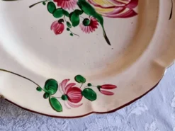 Assiette faïence de l'est St Clément décor tulipe