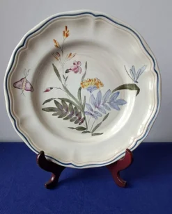 Assiette festonnée Longchamp, décor de libellules et fleurs