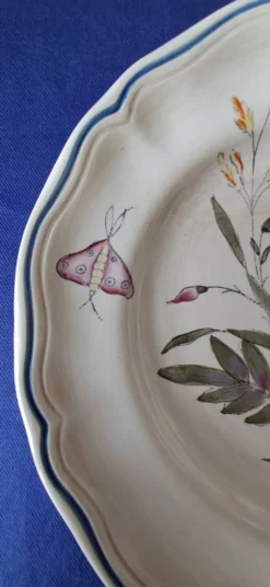 Assiette festonnée Longchamp, décor de libellules et fleurs