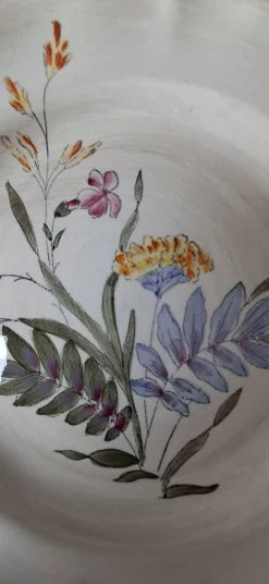 Assiette festonnée Longchamp, décor de libellules et fleurs