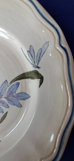 Assiette festonnée Longchamp, décor de libellules et fleurs