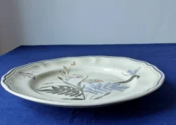 Assiette festonnée Longchamp, décor de libellules et fleurs