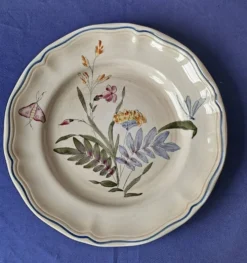 Assiette festonnée Longchamp, décor de libellules et fleurs