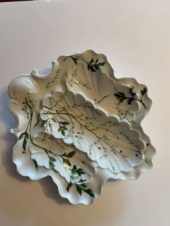 Assiette à huîtres en porcelaine de Limoges BH, décor botanique art nouveau