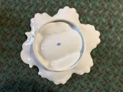 Assiette à huîtres en porcelaine de Limoges BH, décor botanique art nouveau