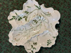 Assiette à huîtres en porcelaine de Limoges BH, décor botanique art nouveau