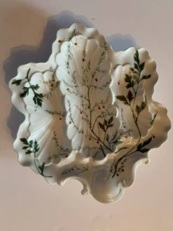 Assiette à huîtres en porcelaine de Limoges BH, décor botanique art nouveau