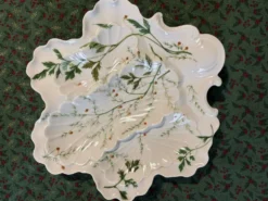 Assiette à huîtres en porcelaine de Limoges BH, décor botanique art nouveau