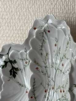 Assiette à huîtres en porcelaine de Limoges BH, décor botanique art nouveau