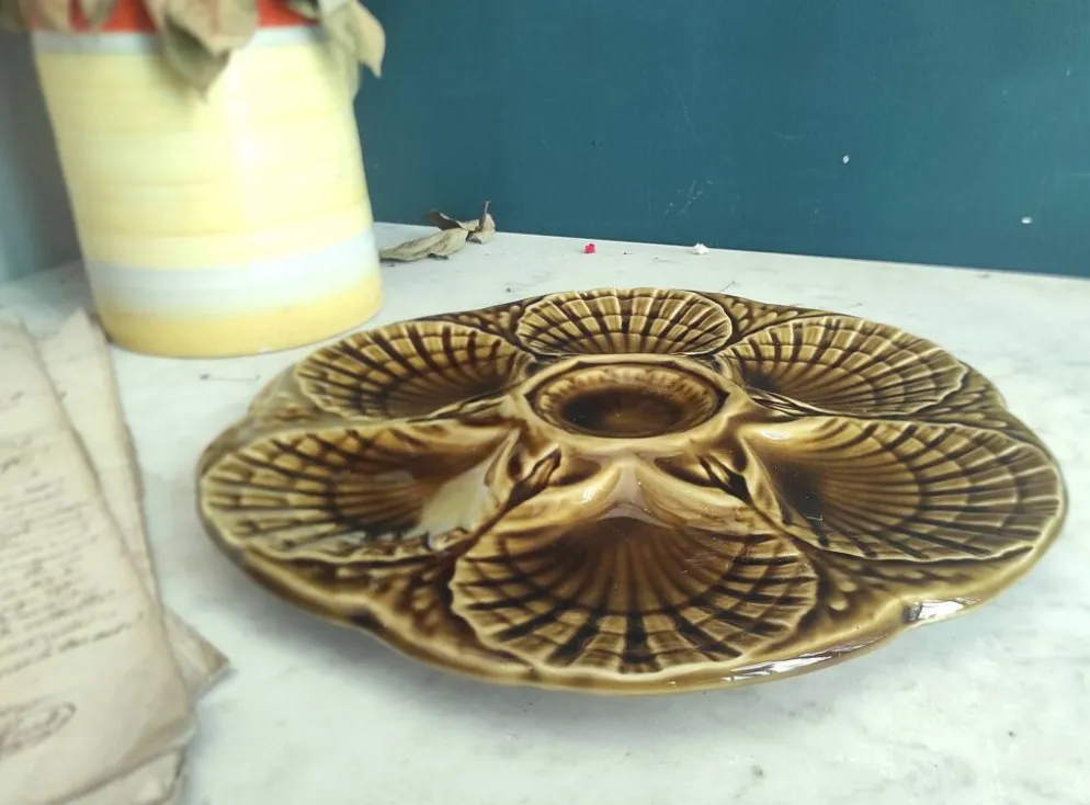 Assiette à huîtres vintage en majolique française de Sarreguemines