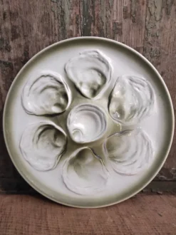 Assiette à huîtres vintage française en majolique blanche et verte