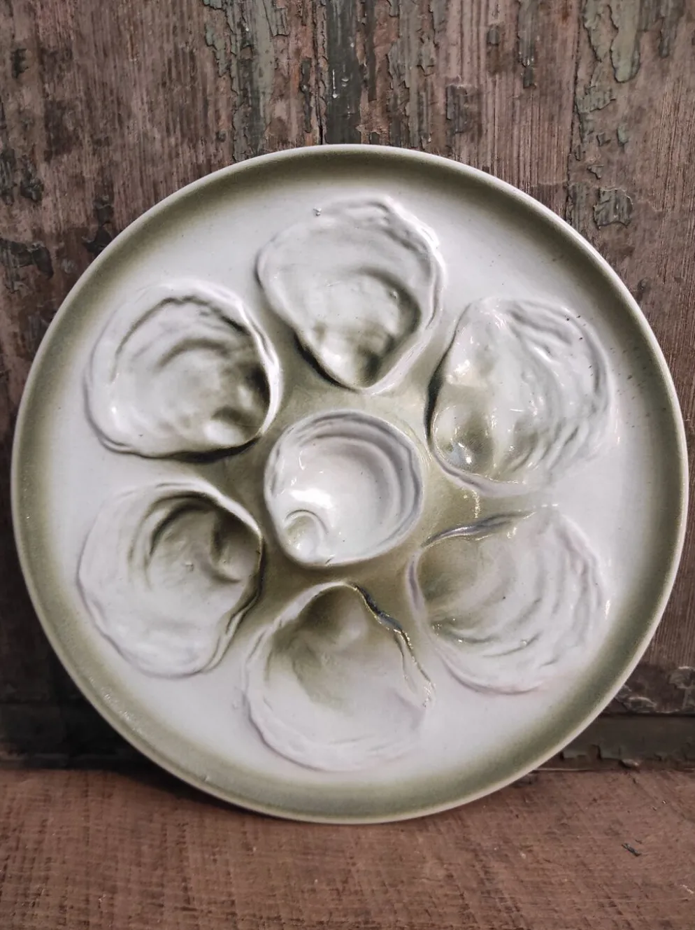 Assiette à huîtres vintage française en majolique blanche et verte