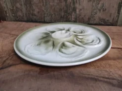 Assiette à huîtres vintage française en majolique blanche et verte