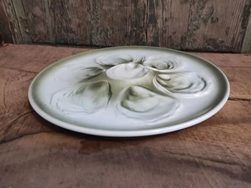 Assiette à huîtres vintage française en majolique blanche et verte